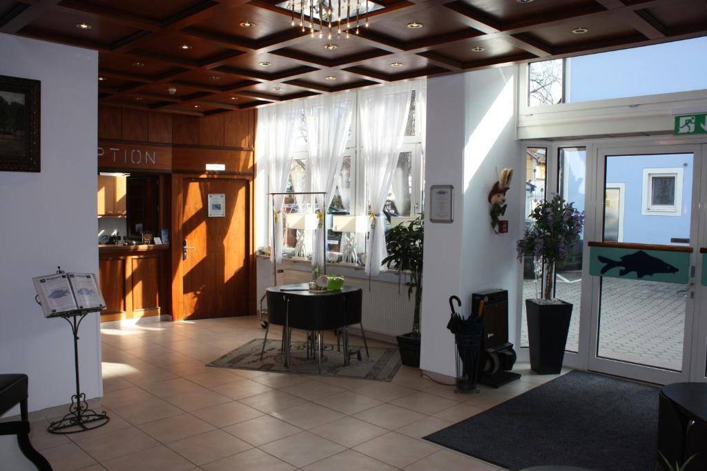 Hotel Blauer Karpfen Oberschleissheim Exterior photo